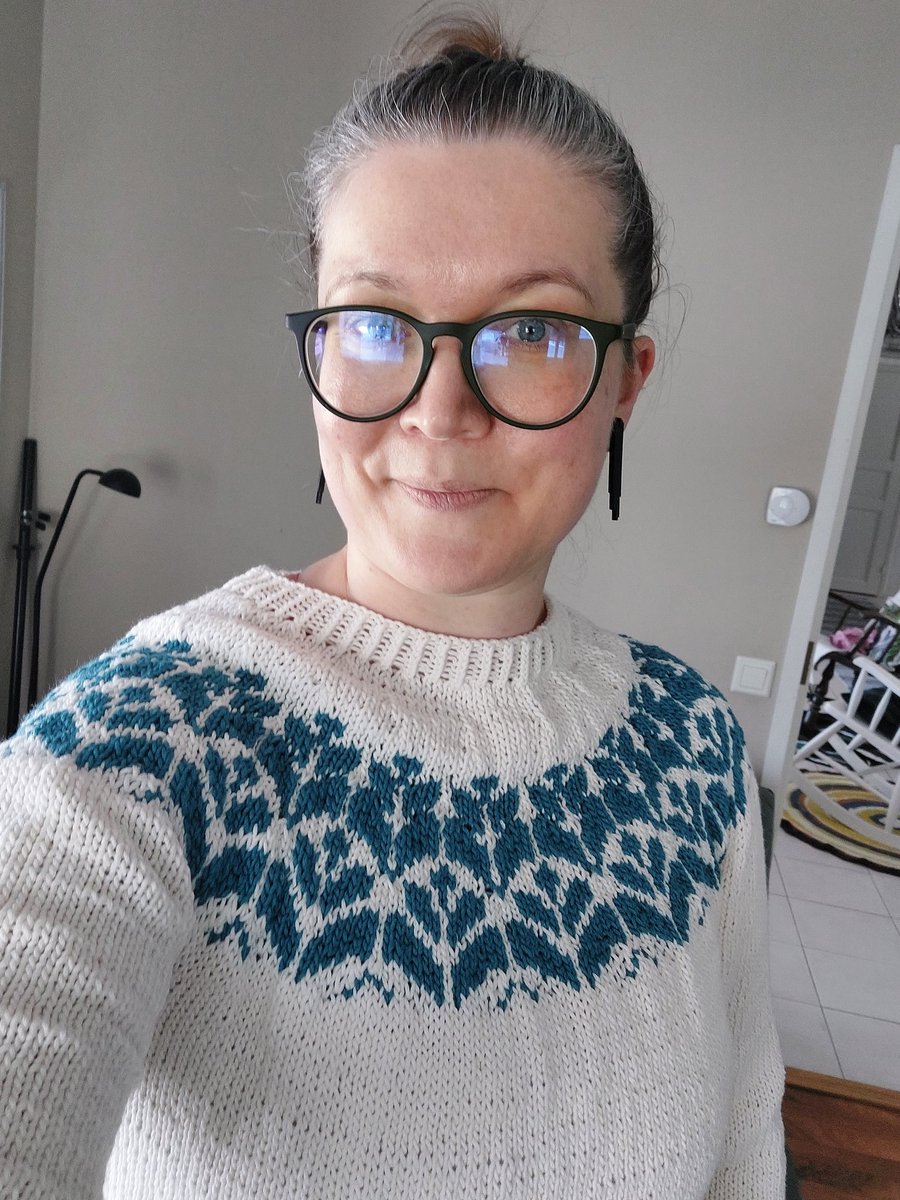 Vielä höyrytystä vaille mutta tässä keväinen puuvilla/merinovillaversioni UEF-neuleesta 😊 tällä opettaja hipsii aurinkoiseen viikonloppuun 😎🌞 <a href="/UniEastFinland/">University of Eastern Finland</a> <a href="/UEF_Business/">UEF Business School</a>