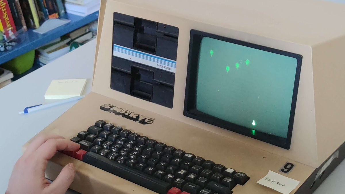 chludens's tweet image. Our team at the @GameLabUNILEPFL is doing hands-on research on the #Smaky, a Swiss made microcomputer. Sophie Bémelmans and @pyhurel playing &quot;Guerre des Étoiles&quot; &amp;amp; &quot;Jeu de Gogo&quot; for our project under the supervision of @yrochat. :D