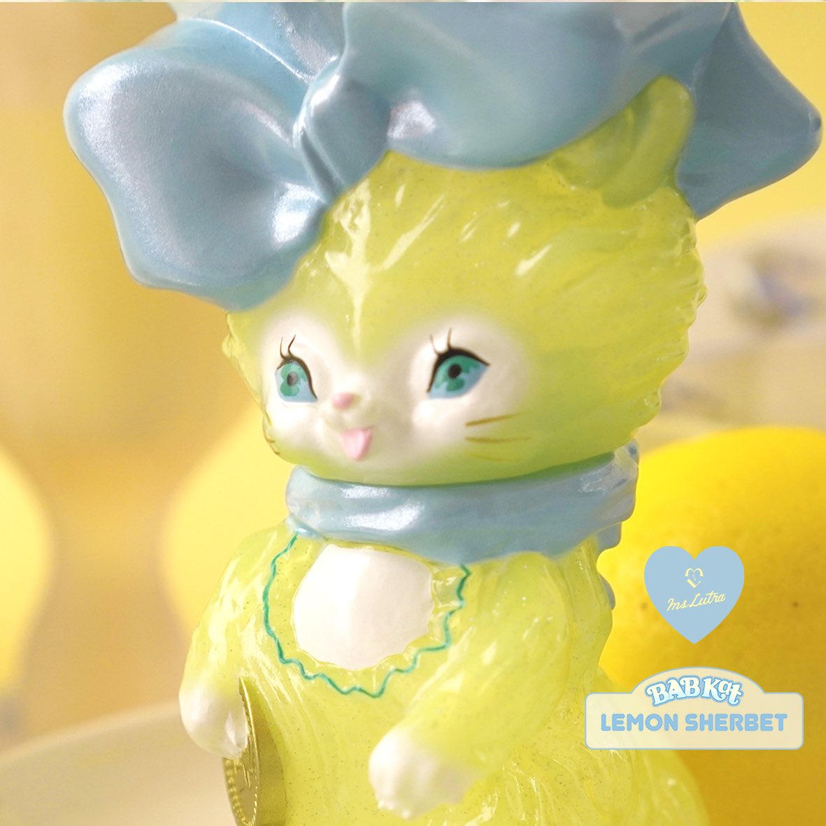 MsLUTRA's tweet image. #BABKat 新カラー「Lemon Sherbet」🍋💙

フレッシュな印象の半透明レモンイエローの体にはキラキラと繊細なラメが封入されています。
まるで夏の暑い日に食べるレモンシャーベット💙
おリボンはひんやりしたイメージでパール加工されたベイビーブルー♡

5/1から #POPBOX 銀座で販売します💙
#ソフビ