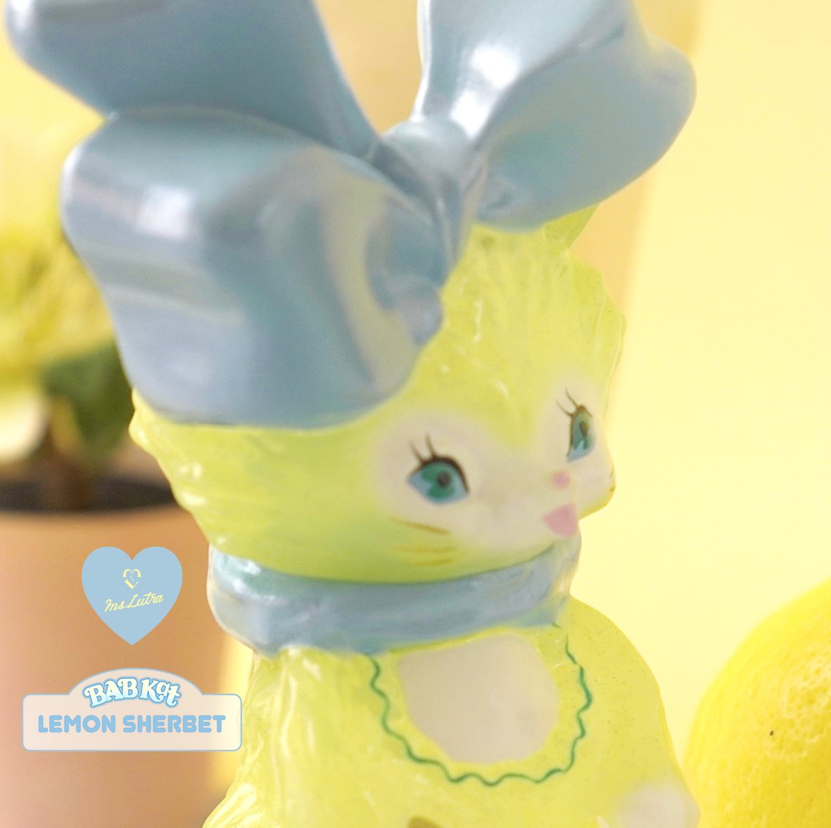MsLUTRA's tweet image. #BABKat 新カラー「Lemon Sherbet」🍋💙

フレッシュな印象の半透明レモンイエローの体にはキラキラと繊細なラメが封入されています。
まるで夏の暑い日に食べるレモンシャーベット💙
おリボンはひんやりしたイメージでパール加工されたベイビーブルー♡

5/1から #POPBOX 銀座で販売します💙
#ソフビ