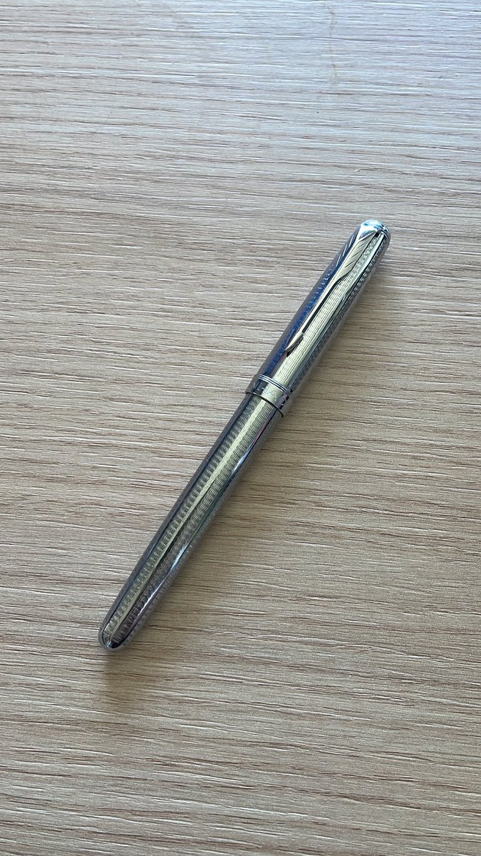 Al jaren heb ik een favoriete vulpen. Ligt lekker in de hand, schrijft goed dikke letters en ziet er ook nog fancy uit. 

Vandaag ging m’n favoriete pen stuk. En dat raakt me net iets meer dan zou moeten.