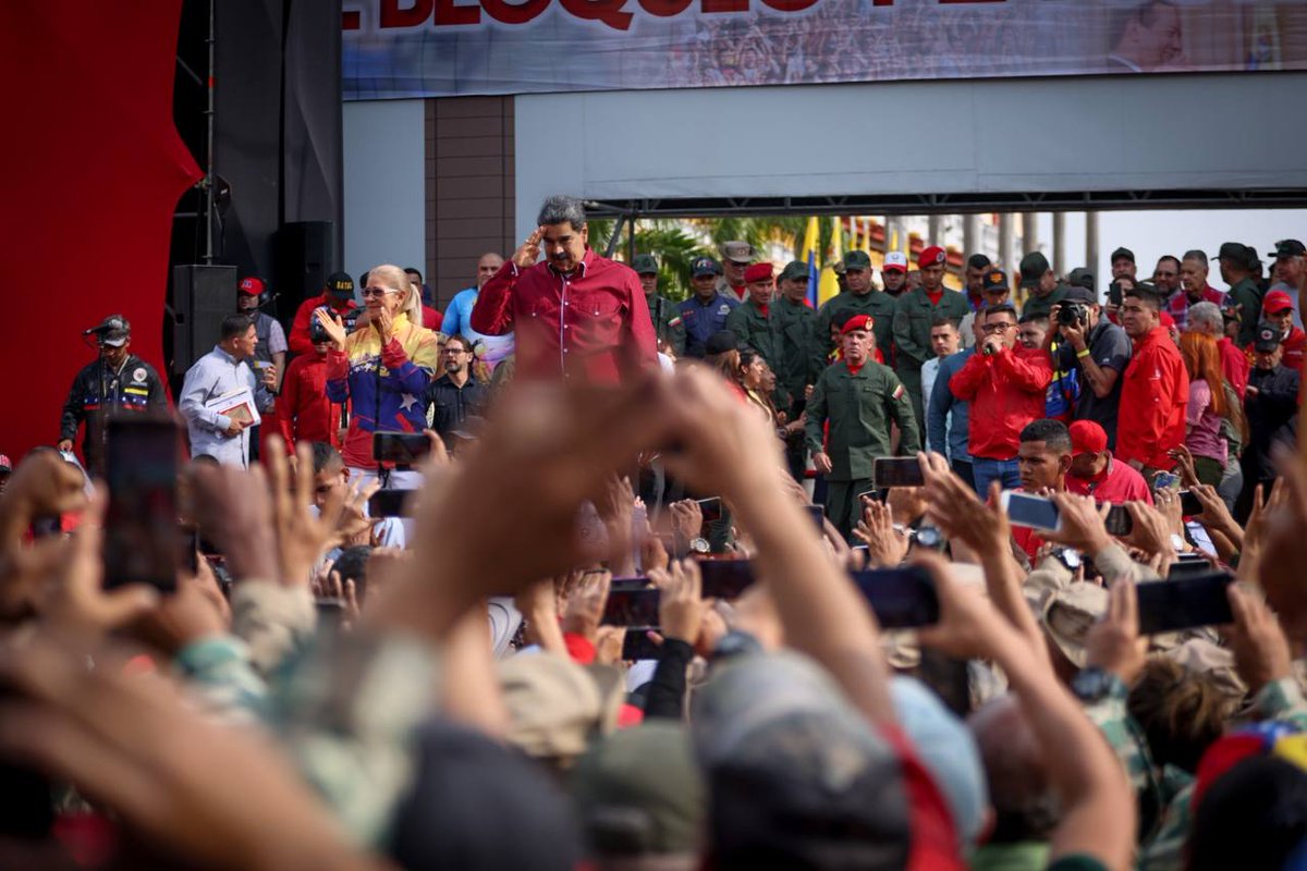 Hermosa marcha protagonizó el pueblo venezolano, desbordando las calles de Caracas hasta llegar a Miraflores, para celebrar junto a nuestro Presidente <a href="/NicolasMaduro/">Nicolás Maduro</a>, 21 años de la gran victoria popular del 13A. En unión cívico militar, seguimos adelante.
#MaduroLealtadYVictoria