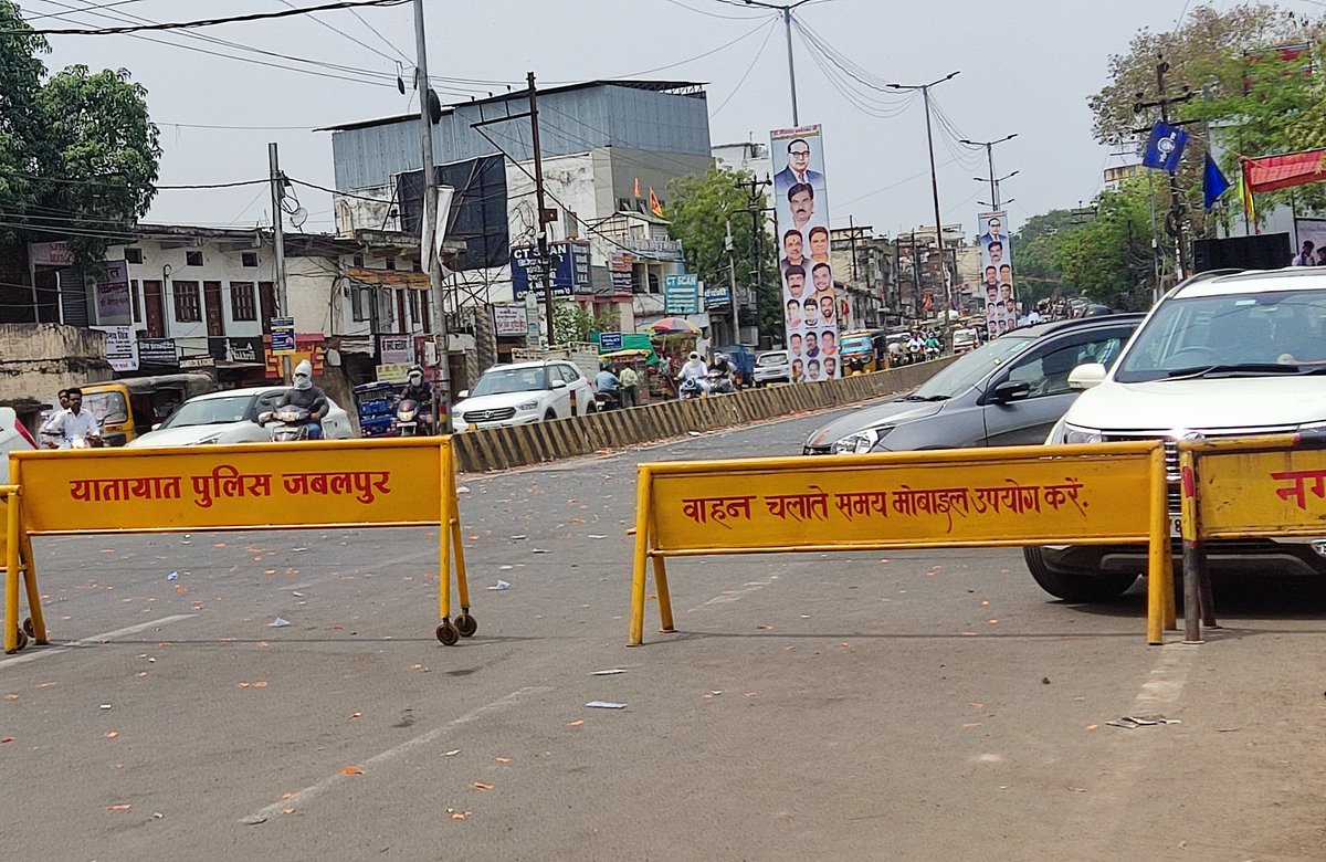 A great #advice to talk on #phonecall while #driving by #trafic #Police #Jabalpur 📵 near Pandey Hospital Jabalpur #RoadClosureUpdate #roads
@jscljabalpur @jabalpurdm @jansamparkjpb @CMMadhyaPradesh @MyMPGov @SPJabalpur @MPPoliceDeptt