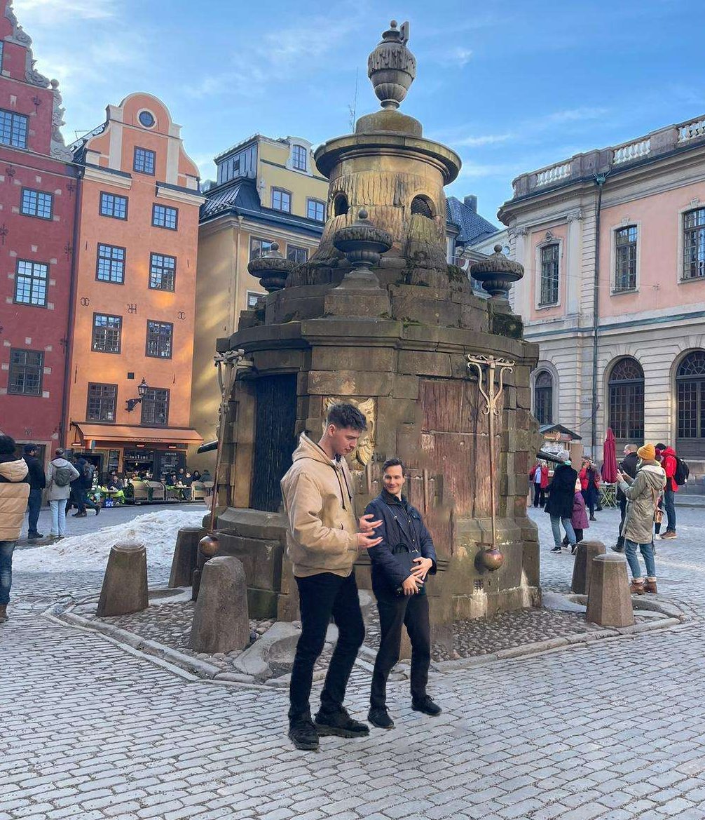 SL4WW's tweet image. I found @NotTheClick last weekend and I think he's been lying about his height...
Despite his size he still drank me under the table