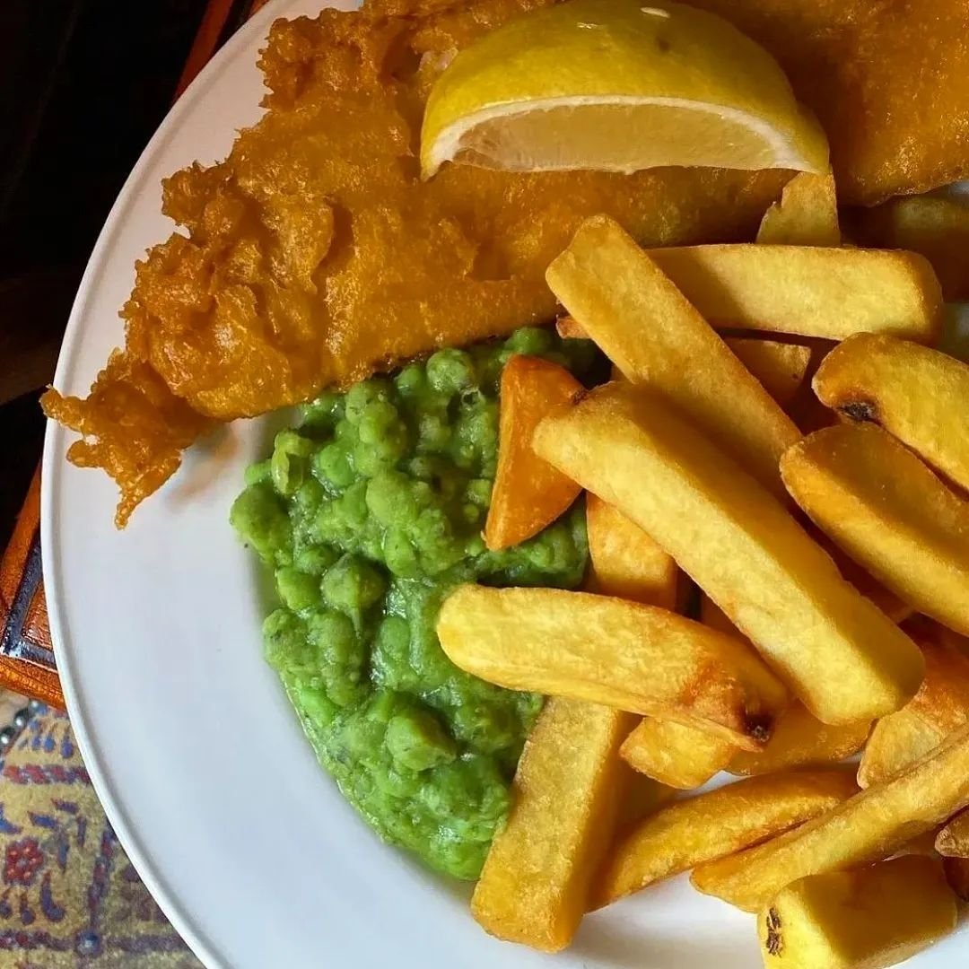 It's Friday - DIG IN to our delicious Crispy Beer Battered Fresh Haddock - served with chunky chips, minted mushy peas or garden peas, tartare sauce and a wedge of lemon. 🍋 

Photo credit 'aussiegirlneedsfeeding'

#bamford #peakdistrictfood #eatdrinkexplorepdd #eatpeakdistrict