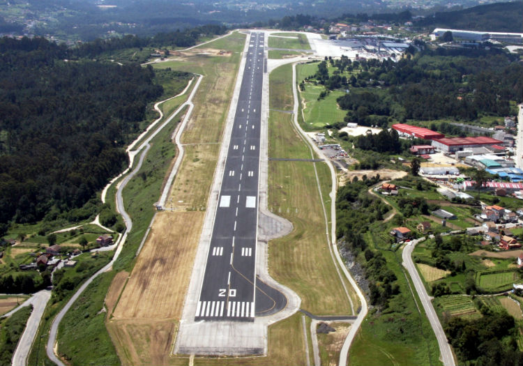 AENA licita obras urgentes de reparación del firme de la cabecera 19, a la espera de la actuación definitiva, que se prevé a mediados de 2024: vigoaeropuerto.blogspot.com/2023/04/aena-e…