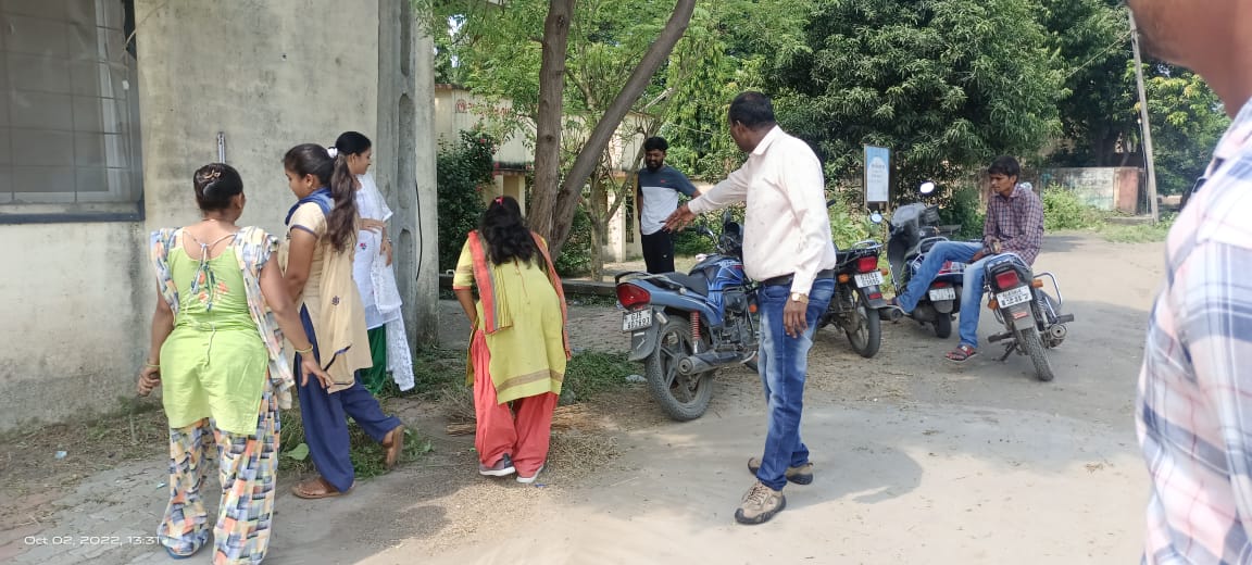 TdoDist47315's tweet photo. clean village અભિયાન સ્વચ્છ ભારત મિશન ગ્રા. જીલ્લો સુરત તા. માંડવી  ગ્રામપંચાયત વરજાખાન #swachhbharat #odfplus #CLEANVILLAGE https://t.co/pAlEluSmeV
