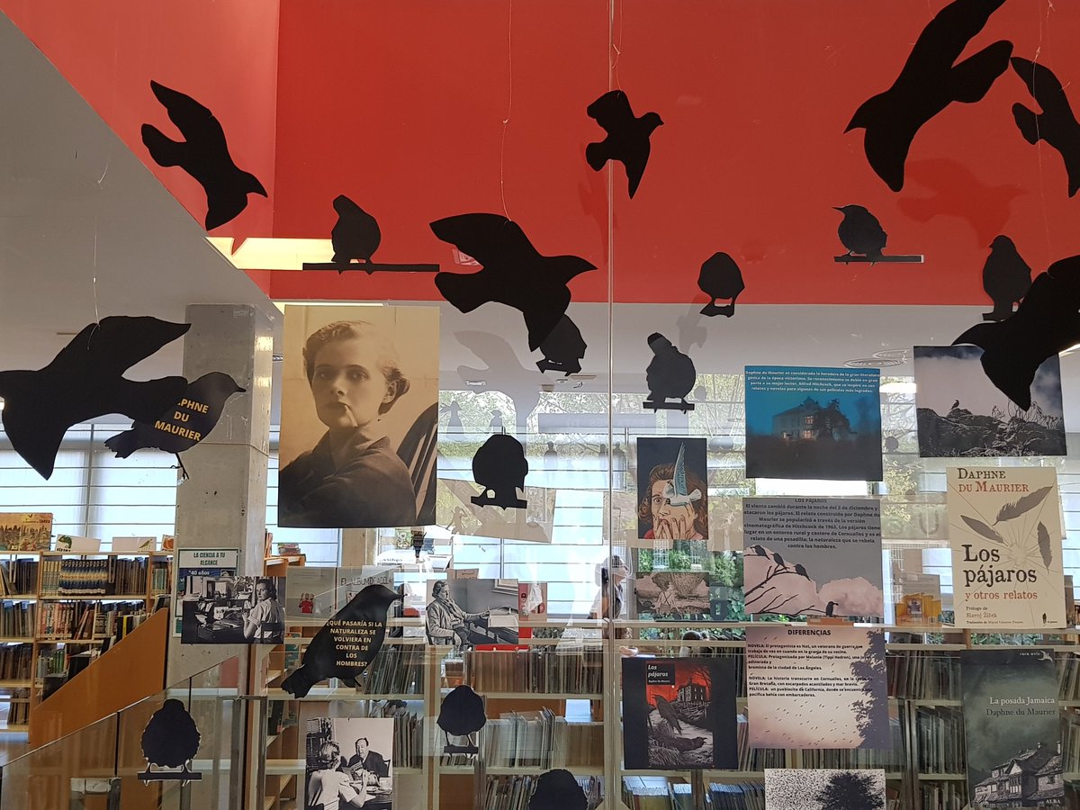 santjoanfest's tweet photo. Compartimos fotos de la @BiblioSantJoan decorada con "Los pájaros" y la escritora de la novela Daphne du Maurier,  llevada al cine por Alfred Hitchcock. La biblioteca será una de las sedes del #FCSJ2023.

Festival promovido por @CulturaSantJoan  y el Ayto. de @sant_joan https://t.co/xIiZ7vU82e