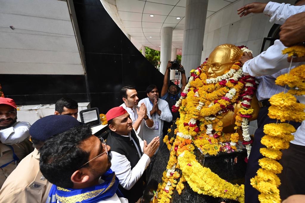 RLD4ScSt's tweet photo. @RLDparty के राष्ट्रीय अध्यक्ष @jayantrld जी ने @samajwadiparty के राष्ट्रीय अध्यक्ष @yadavakhilesh जी, @AzadSamajParty के राष्ट्रीय अध्यक्ष @BhimArmyChief जी के साथ बाबा साहेब डॉ. भीमराव अंबेडकर जी की जन्मस्थली महू में प्रतिमा पर माल्यार्पण कर उन्हें श्रद्धांजलि अर्पित की। https://t.co/reQQxwseDn