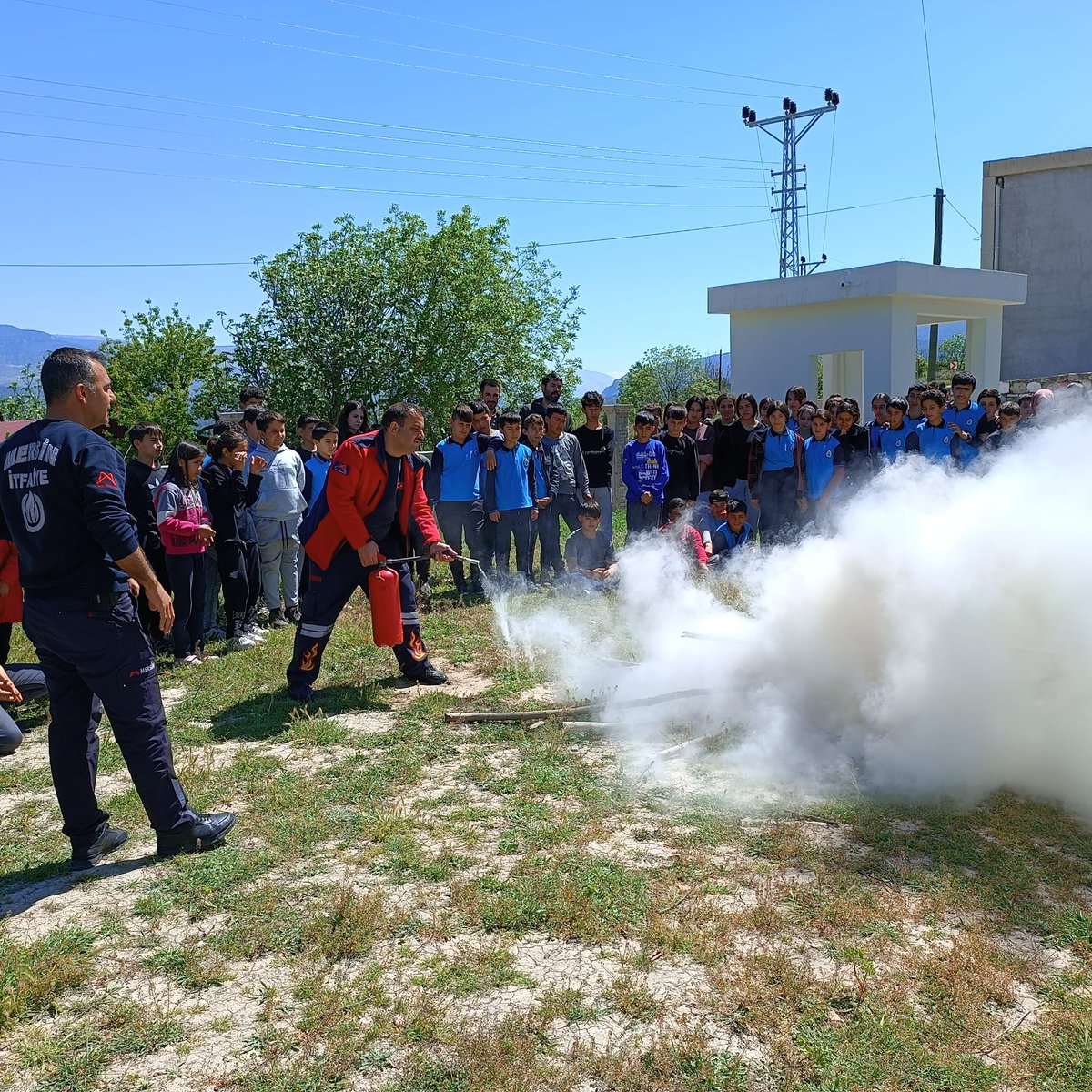 IsmetKok's tweet photo. "Okulum Afete Hazır Yarışması" kapsamında Mersin Büyükşehir Belediyesi Mut İtfaiye Grup Amirliği tarafından Şehit Adem Şahin ilkokulu/Ortaokuluna deprem tatbikatı, tahliye ve yangın söndürme ile ilgili rehberlik faaliyeti verilmiştir.
@mut_mem
@eba_goksu https://t.co/jpaJFKcGzt