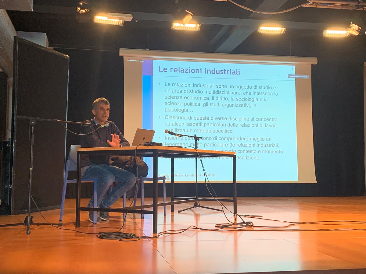 AdaptHigherEd's tweet photo. Al #dottorato @adaptland, il prof. Roberto Pedersini presenta la prospettiva sociologica nello studio delle #relazioniindustriali, specificando che si tratta di una questione #interdisciplinare. La sociologia studia il processo di costruzione sociale degli interessi collettivi https://t.co/ZKQ92d7Voe