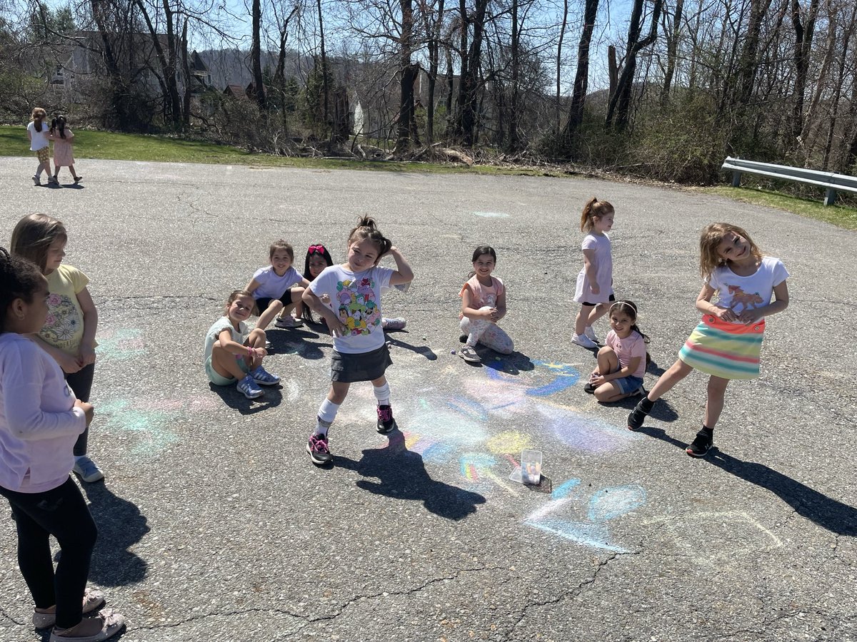BlessingMahopac's tweet image. Summer fun….. oh no wait it’s Spring!!! We are definitely enjoying these beautiful, warm, ☀️ days! #kindergartenfun #proudap @FulmarsFinest