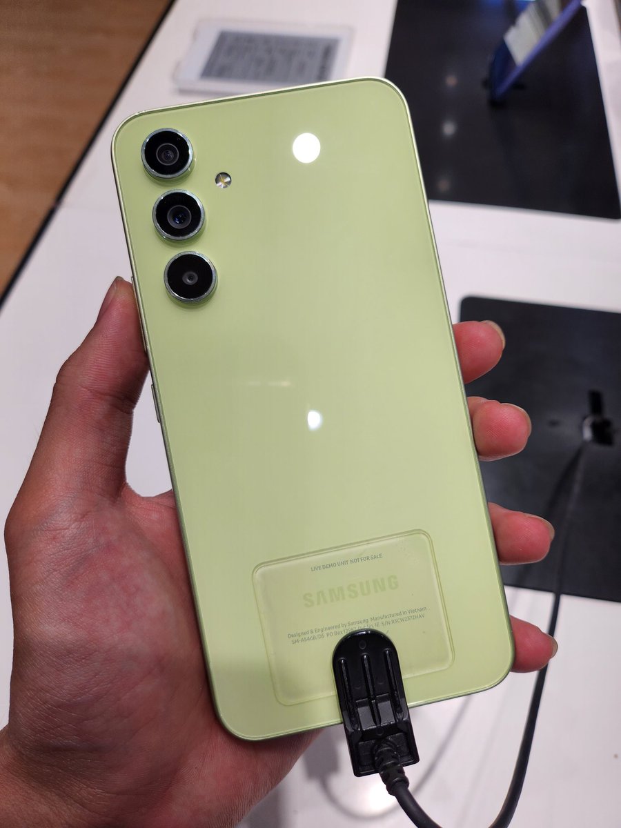 h2so4_as's tweet image. guess what phone models are these
#awesomescreen #awesomecamera