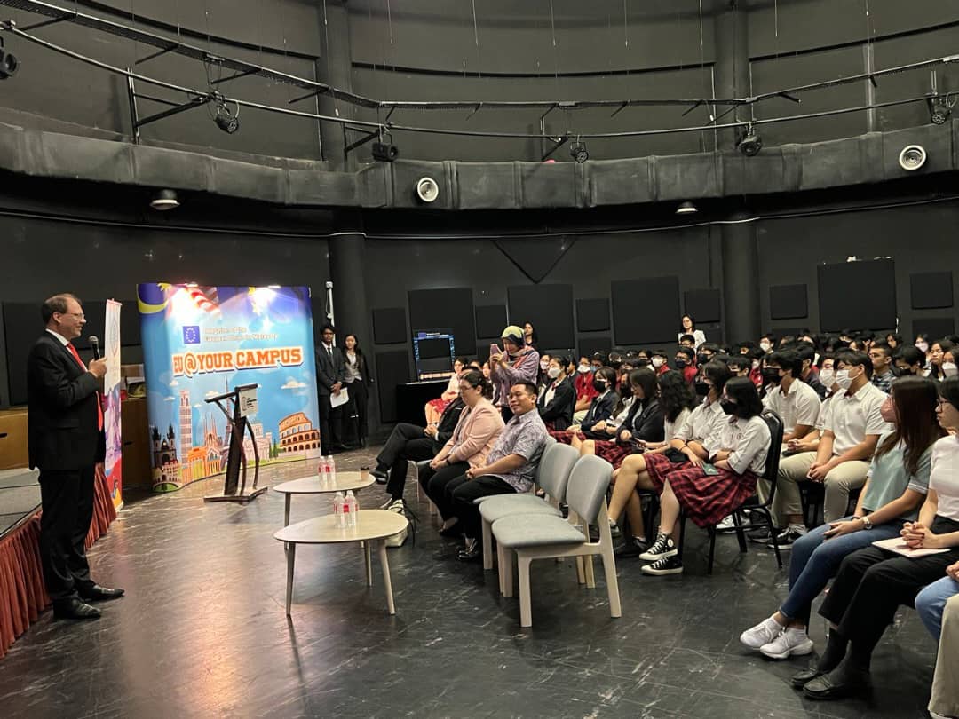 EUinMalaysia's tweet photo. 🇪🇺Delegation visited @HELPISKL today as part of our EU@YourCampus series. 🇪🇺Deputy Head of Mission Mr Timo Goosmann introduced the EU to the students and 🇪🇺political officer Ms Timea Magony and Erasmus+ alum Ronald Binati shared about Erasmus+. Thank you for the engaging session! https://t.co/Ywrp3kkKHq