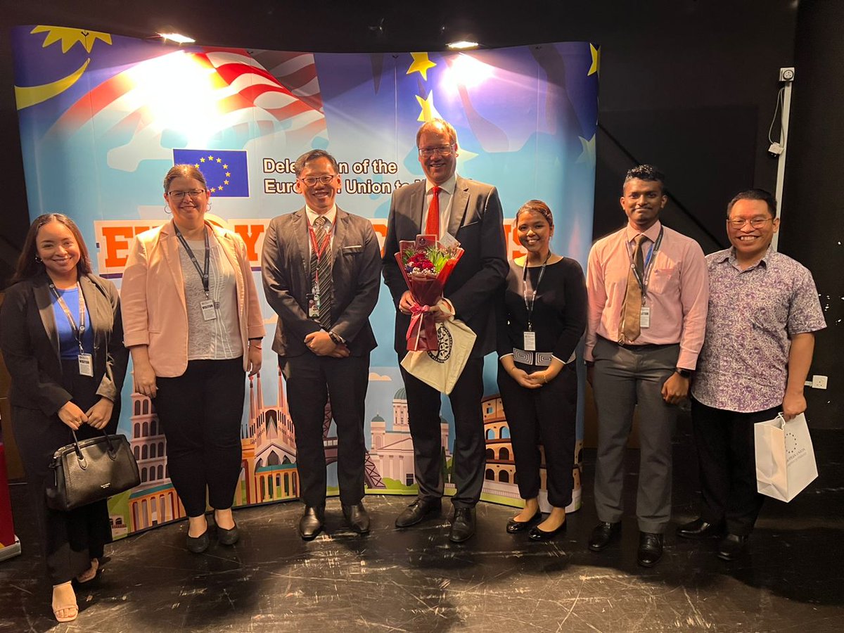 EUinMalaysia's tweet photo. 🇪🇺Delegation visited @HELPISKL today as part of our EU@YourCampus series. 🇪🇺Deputy Head of Mission Mr Timo Goosmann introduced the EU to the students and 🇪🇺political officer Ms Timea Magony and Erasmus+ alum Ronald Binati shared about Erasmus+. Thank you for the engaging session! https://t.co/Ywrp3kkKHq