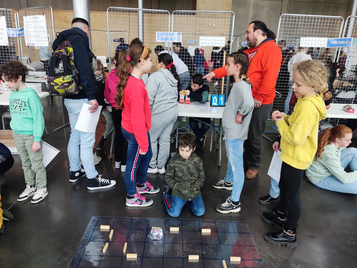 ErunLillebonne's tweet image. FESTIROBOT jour 2. Des élèves engagés, actifs et attentifs!