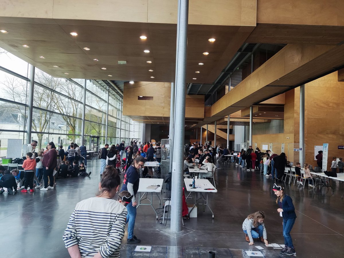 ErunLillebonne's tweet image. FESTIROBOT jour 2. Des élèves engagés, actifs et attentifs!
