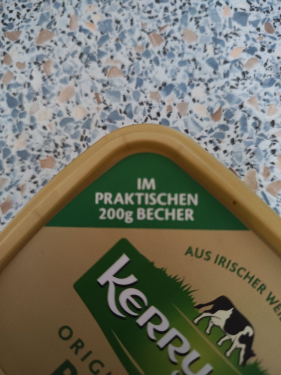 7Maxwell7's tweet photo. @KerrygoldIRL what the....? Same price, different contents. Very clever. And it says "in a practical 200g cup". This is some serious bs Kerrygold 🤌 https://t.co/bm2vyP1Dk7