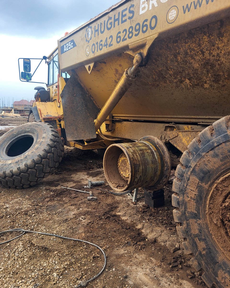 ascensotyresuk's tweet photo. The @BushTyres Darlington #Bushmobile team fitted 23.5-25 Ascenso WLB 550 earthmover to this @VolvoCEGlobal BM A25C.
#earthmover #commercialconstruction #tyres #construction #volvoconstructionequipment #AscensoTyres #ascensotyresuk #neverstoprising https://t.co/4vZfAfhjhY