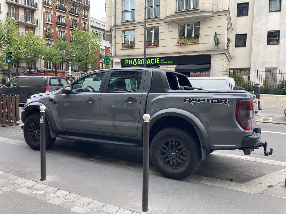2,2 tonnes, c’est le poids de cette petite citadine (sic)

C’est l’équivalent de 160 trottinettes ou de 100 vélib’ électriques

Et pourtant tous ces véhicules ne transportent en ville qu’une seule personne (c’est statistique)

Cherchez l’erreur 

Bientôt dans #Parigo