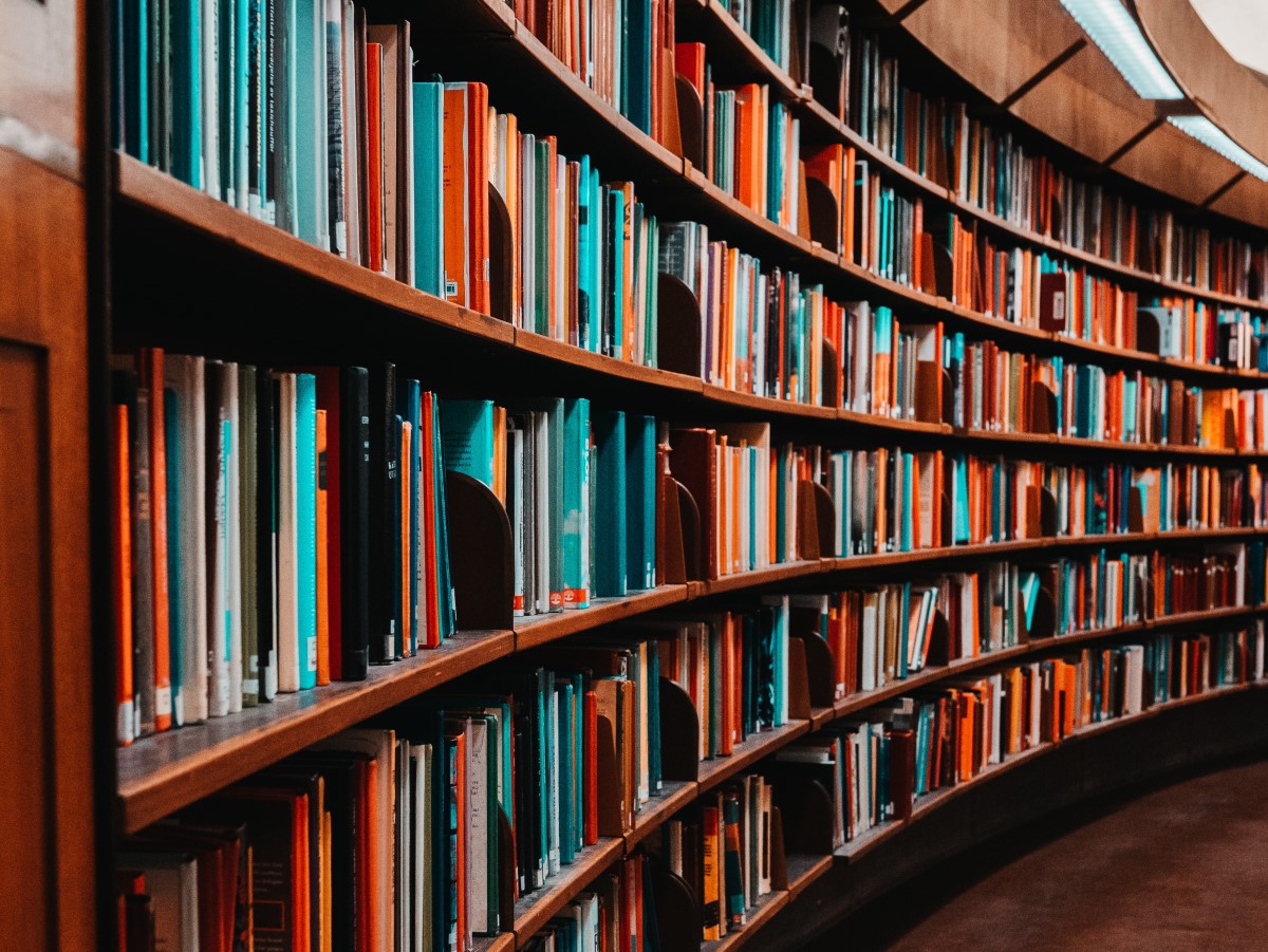 Een gebouwdossier is als een boekenkast. Veel organisaties bewaren hun bouwdocumenten in een overdrachtelijke grabbelton. Ze weten dus niet precies waar die informatie is. Archiveer je informatie liever in een boekenkast, volgens de structuur van je gebouw bimlink.nl/gebouwdossier-…