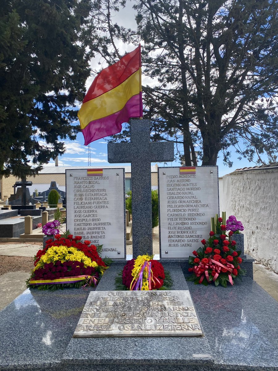 En recuerdo de las personas asesinadas y represaliadas tras el golpe de Estado de 1936. 

Mañana, sábado 15 de abril, a las 12 h, acompañaremos a los familiares en el acto de recuerdo y homenaje que han organizado en el Cementerio Municipal con motivo del #DíaDeLaRepública♥️💛💜.