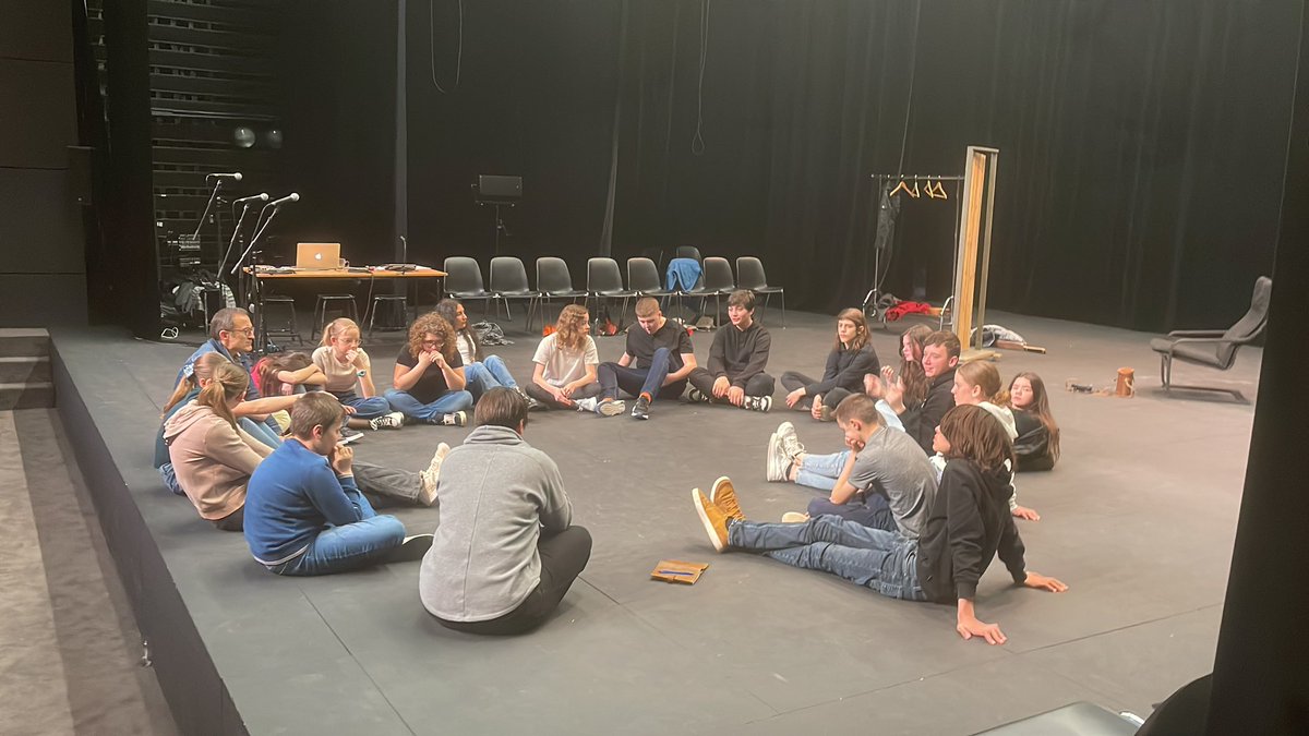 pfournier55's tweet photo. C.H.A.T. du clg A.Theuriet de @barleduc55000 : dernier débriefing avant les deux représentions de la journée pour une récréation de textes de J. Pommerat et de S.Lebeau théâtre musique et numérique au rdv. @DSDEN55 @daac_nancy_metz @dane_nancy_metz @Ableton @touchosc_hexler https://t.co/FVCdTv70f7