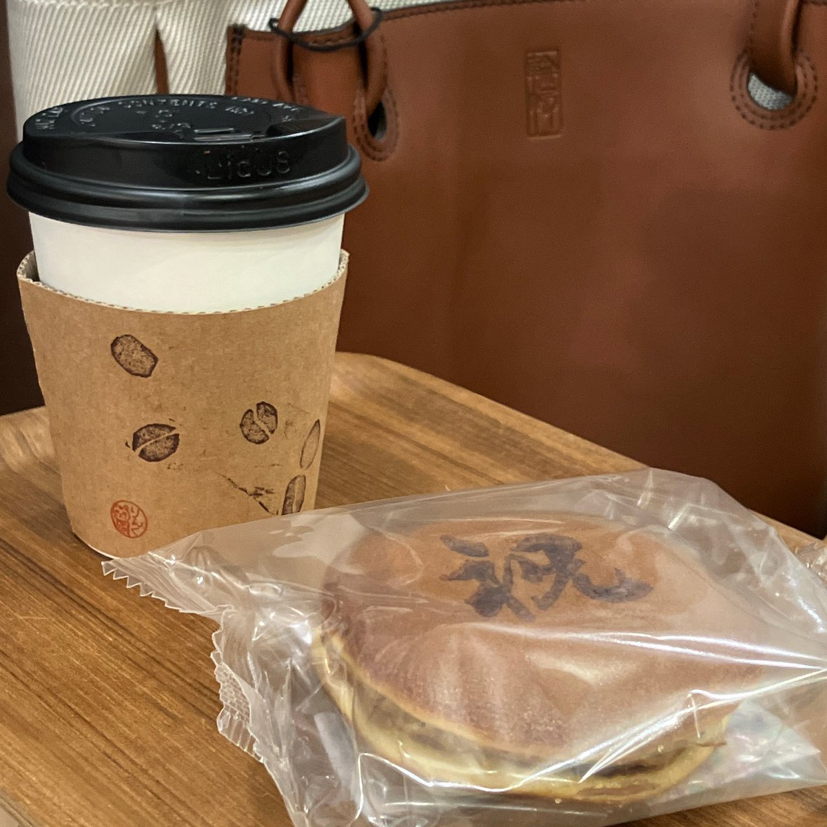 LinKuBag_en's tweet photo. Just had a customer who bought a tote bag on her way home from work. She gave me a "Dorayaki" (pancake)　that is a congratulatory gift for the anniversary of her company.
Thank you and congratulations! https://t.co/ci5SrgjqMx