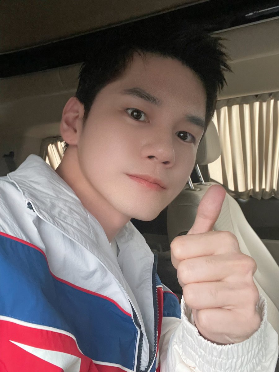 ✨230414 리복 팬사인회 #옹성우✨

위로에게 선물같은 순간을 선사한 옹성우💝
서로에게 조금 더 특별하고 의미있었던 오늘을 기억하며
다시 만나는 그 날까지 행복만 가득한 날들 보내기로 약속!🤙🏻

#ONGSEONGWU