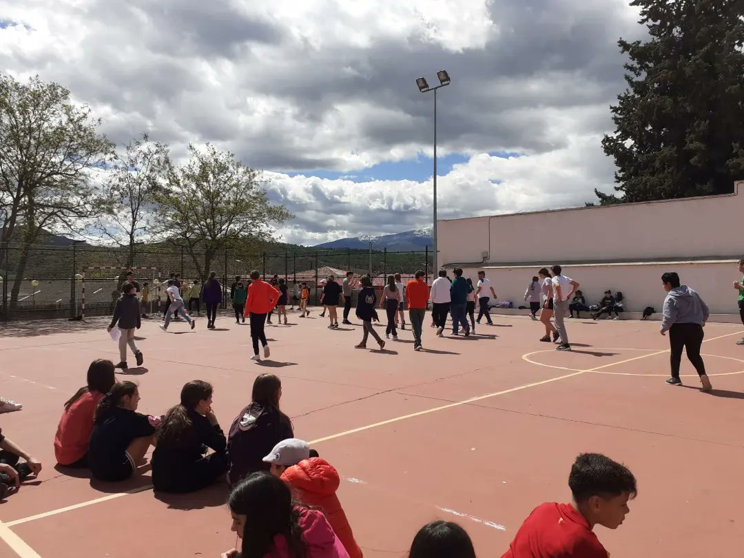 AsocAMIMET's tweet photo. Seguimos con los campamentos inclusivos de Semana Santa de AMIMET. 

Ayer nos fuimos a Torrellas a hacer una actividad colaborativa con el Centro Eguaras 👇

📣¡¡Los campamentos duran hasta hoy!!!

¿Queréis ver el lunes más 📸 de la actividad que se vaya hacer hoy? https://t.co/iD5yA1Gt7E