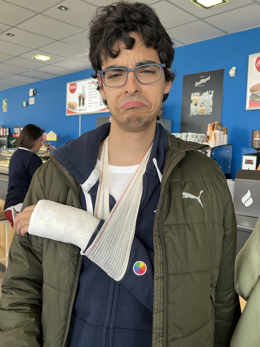 angelacmps's tweet photo. Hola @pedrodquevedo! Este es Pablo tu mayor mayor fan. Nada le haría más feliz que le mandases un saludo, así podrá sobrellevar los terribles dolores que sufre. Escucha tus canciones TODOS los días, eres su ídolo. Tiene el quédate de despertador. Rt para hacer a @PabloXZ25 feliz https://t.co/KP2fR7Zrg3