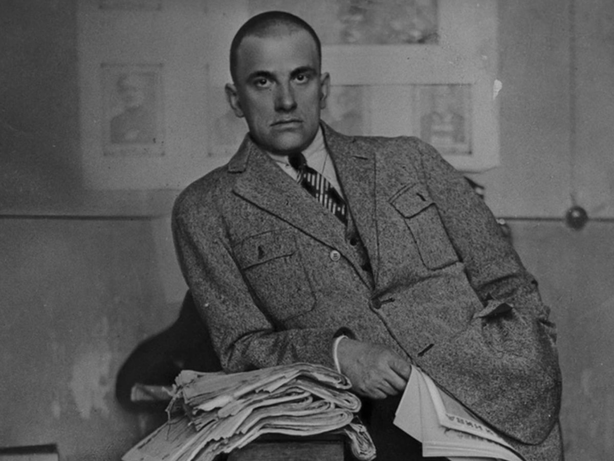 14 апреля 1930 году ушёл из жизни Владимир Маяковский.🙏

Я волком бы выгрыз бюрократизм.
К мандатам почтения нету!
К любым чертям с матерями катись
Любая бумажка, но эту…
Я достаю из широких штанин
Дубликатом бесценного груза.
Читайте, завидуйте я - 
Гражданин Советского Союза!