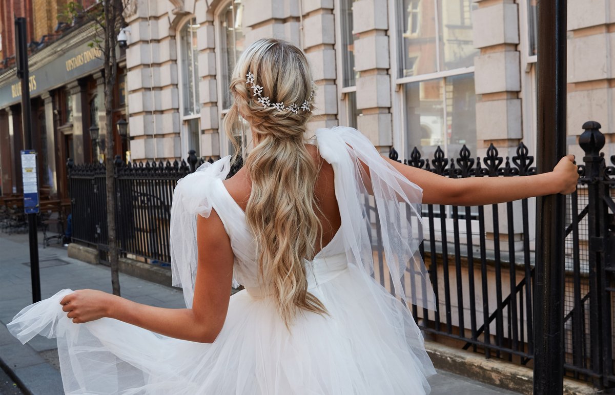 The dream wedding hair achieved with the best natural looking hair extensions 💒❣️

#WeddingHair #WeddingHairExtensions