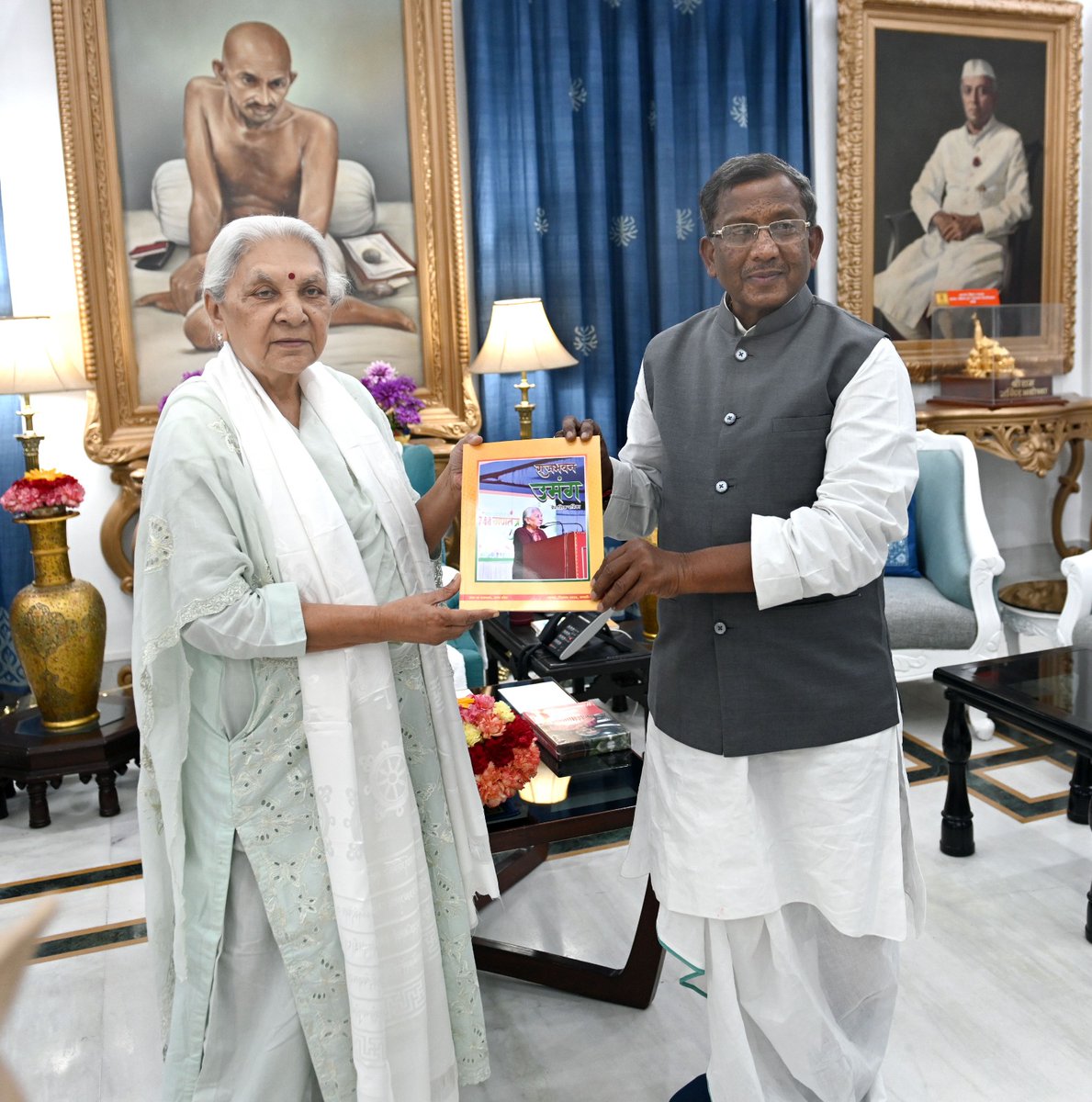 सिक्किम के राज्यपाल श्री लक्ष्मण आचार्य जी ने आज राजभवन में उत्तर प्रदेश की राज्यपाल श्रीमती आनंदीबेन पटेल जी से शिष्टाचार मुलाकात की। इस अवसर पर राज्यपाल जी ने उन्हे पुष्प गुच्छ देकर स्वागत किया तथा ODOP का इत्र भेंट स्वरुप दिया तथा राज भवन की त्रेमासिक पत्रिका "उमंग" भी भेंट की