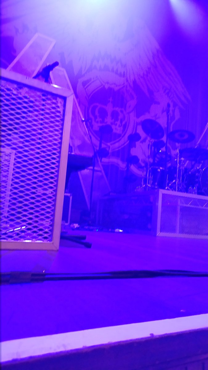 Available in all shapes and sizes… expanded metal isn’t just used for walkways &amp; bbq grills. 
It was spotted on stage as part of the <a href="/QueenExtrava/">Queen Extravaganza</a>  European tour. Thank you for the pictures Andrew Blackett!

#meshspotting #expandedmetal #metalmeshontour
