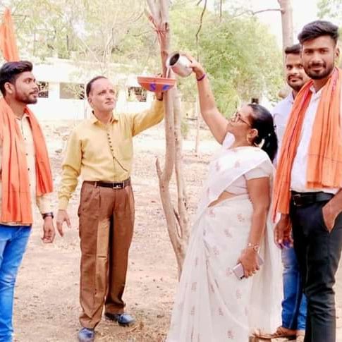 Sfd_Malwa's tweet photo. अखिल भारतीय विद्यार्थी परिषद झाबुआ जिले की थांदला इकाई द्वारा "एक सकोरा एक प्राण" अभियान की शुरुआत हुई। शासकीय महाविद्यालय परिसर एवं सीएम राईस स्कूल में पक्षियों के लिए साकोरे पेड़ों पर लगाया गया।

#selfi_with_sakora
#malwawithsakora https://t.co/4xFPioII0L