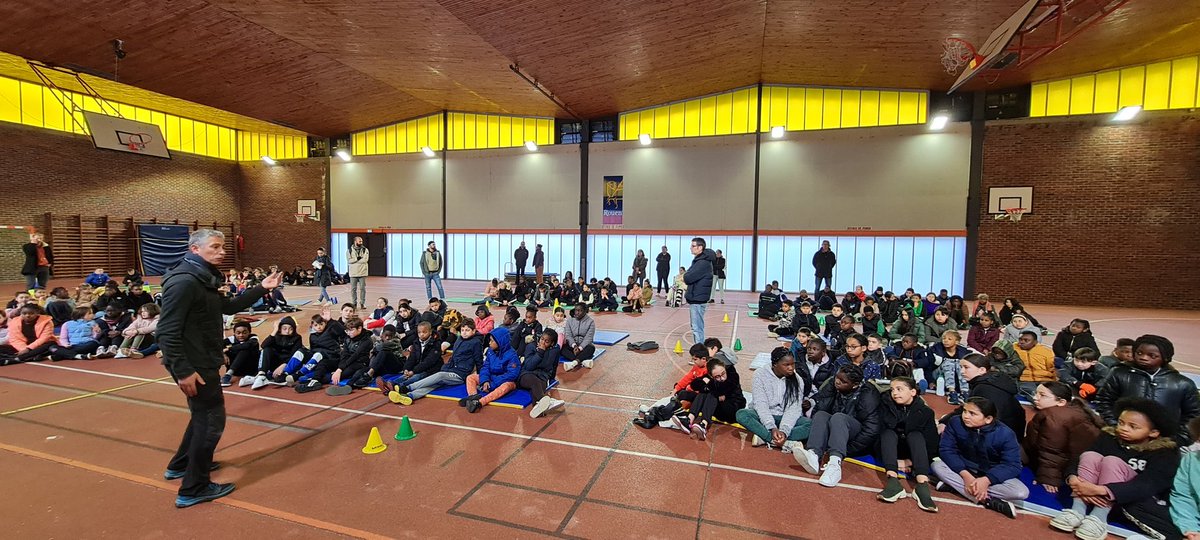 C'est parti pour le cross Cycle 3 du réseau Boieldieu. Passation des consignes pour le trophée des Gazelles... <a href="/ac_normandie/">Académie de Normandie</a> <a href="/dsden76/">DSDEN76</a> <a href="/bnt_roger/">Benoit Roger Daasen 76</a> <a href="/TeixidorJ/">J-S Teixidor</a>