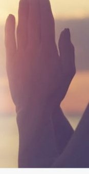 पिता के जो चरण स्पर्श करे
वो कभी सम्पत्तिहीन नही होता
और जो माता‌के चरण स्पर्श करे
वो कभी संवेदनहीन‌ नहीं होता।