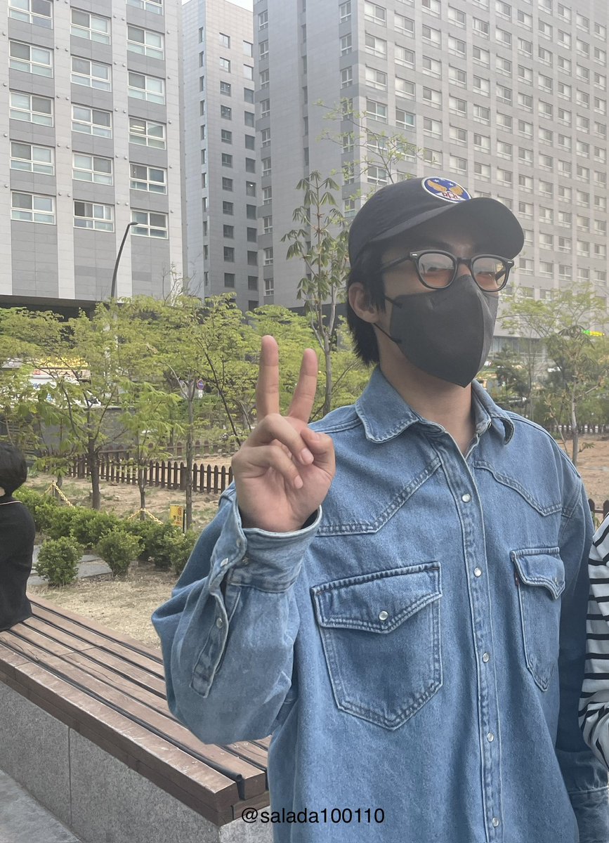 그그그게 생일날 밥 먹다가 뒷테이블 사람이 구교환일 확률이 얼마나 될지는 모르겠는데 구교환 봤어요
내가 살다살다 구교환 일상 목격담을 푸는 사람이 될 줄이야 
예약 꼭 해야하는 오마카세집이었어용