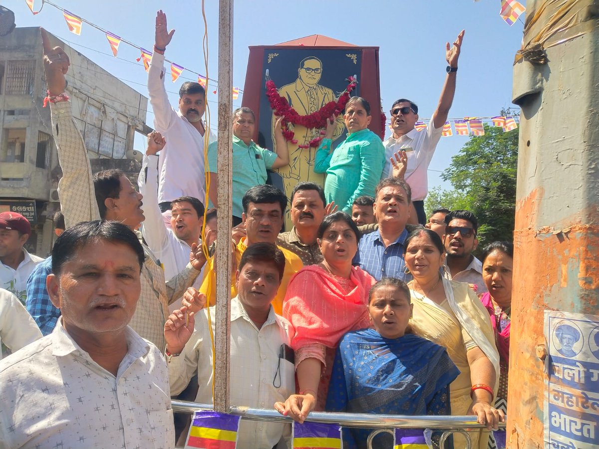 ijigneshbjp's tweet photo. રાષ્ટ્રને સર્વોપરી રાખતું આપણું શ્રેષ્ઠ સંવિધાન અર્પણ કરનારા ભારત રત્ન ડૉ.બાબાસાહેબ ભીમરાવ આંબેડકરજીની જન્મજયંતિ નિમિતે શાહપુર આંબેડકર સર્કલ ખાતે તેમની પ્રતિમાને પુષ્પાંજલિ અર્પણ કરી. https://t.co/6dR5XA0Gxl