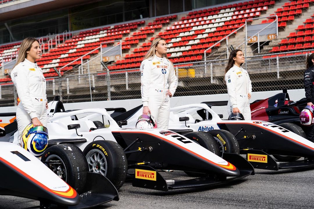 C'est la rentrée des classes pour la @f1academy et la Française @LolaLovinfosse 🤗🇫🇷 Les pilotes du programme roulaient cette semaine sur le Circuit de Barcelone pour les tests de pré-saison 🏎 Rendez-vous le 28 avril à Spielberg pour la première course🏁 #F1Academy