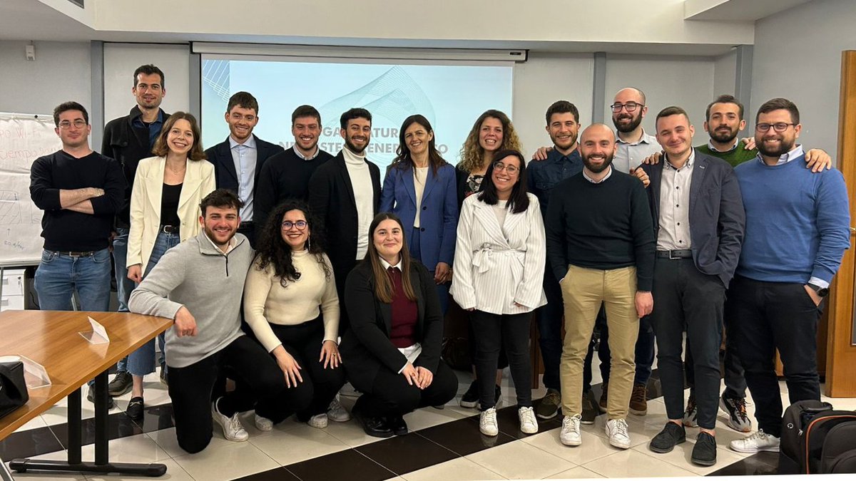 SAFE_energia's tweet photo. Un piacere avere ospitato al #MasterSAFE la testimonianza di @MartaBucci3, Direttore Generale @proxigas, che ha illustrato il ruolo e le attività dell’associazione. Si è parlato di come valorizzare il ruolo del #gas naturale promuovendo uno sviluppo innovativo della filiera. https://t.co/wwTzSCeNlC