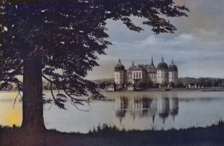 amezitia_dd's tweet photo. Moritzburg - Barockschloß bei Dresden - koloriert. Ein schönes Wochenende ☀️☕️ #moritzburg #barock #schloss #dresden #sachsen #meissen #architektur https://t.co/NGvMSvHsFX
