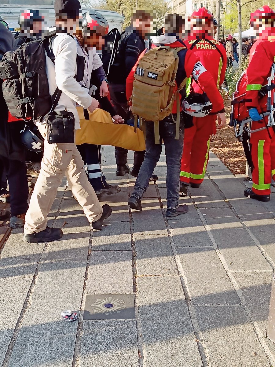 🟡 Signalement n°5804

Hier à Bastille, un manifestant a eu la jambe cassée (suspicion fracture du tibia), par un coup de pied en 'balayette' d'un policier.

#Paris, 13 avril, Source 📸 @obs_medics, médics intervenants
#ReformeDesRetraites #greve13avril #ViolencesPolicieres