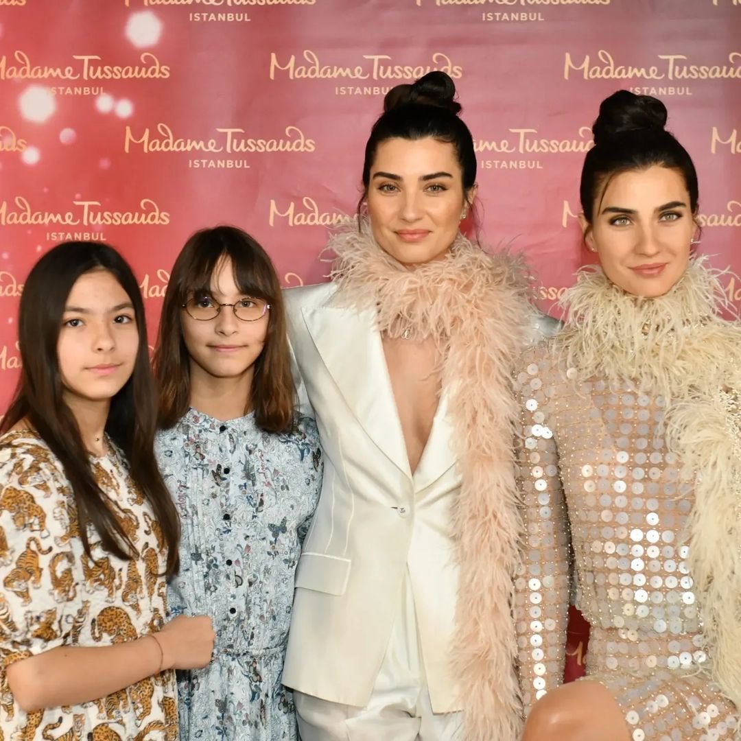 مشاهير تركيا on Twitter "توبا بويوكستون مع ابنتيها في حدث الكشف عن