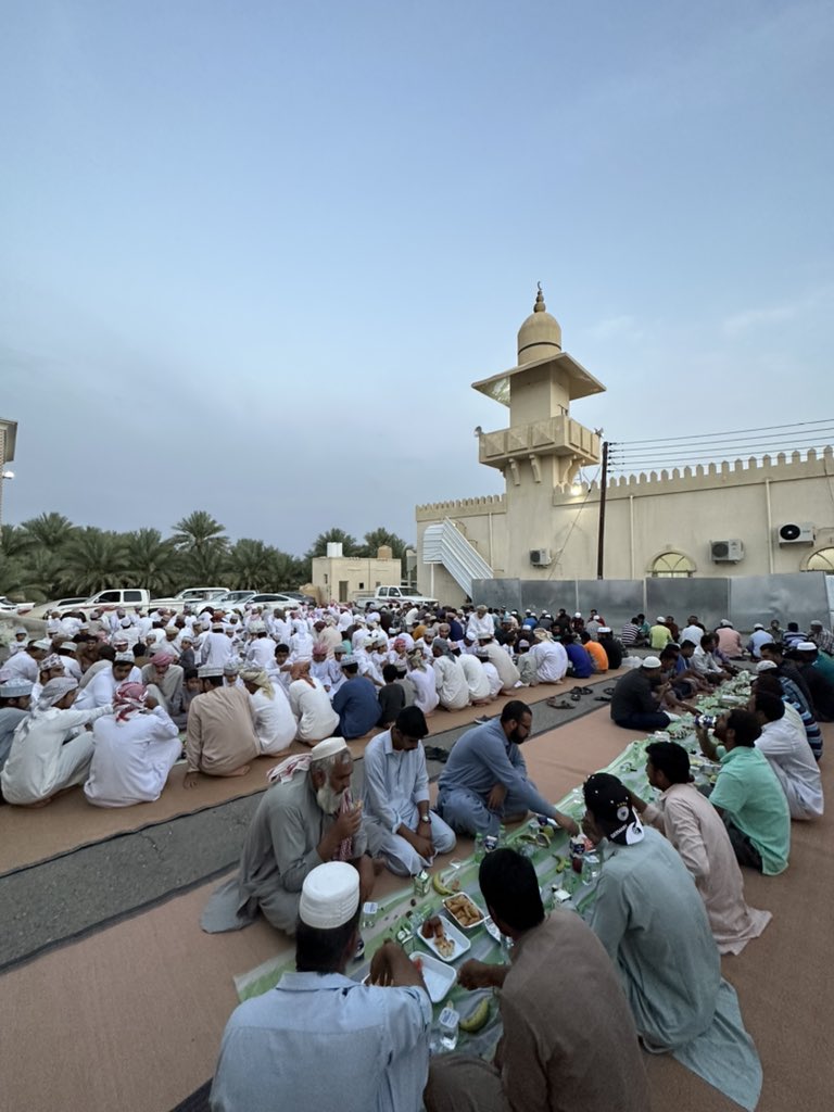 falaj_health's tweet photo. جانب من الافطار الجماعي الذي اقيم اليوم في البلدة ؛ وهو من العادات الرمضانية الجميلة ، سائلين الله دوام الالفة والمحبة .

#فلج_السديريين 
#قرية_فلج_السديريين_الصحية https://t.co/sXKJaOMVyY