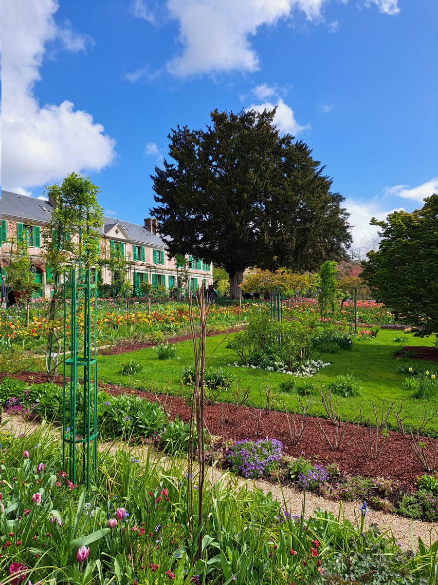 ecole_rai's tweet photo. Sur les traces de Claude Monet : les élèves de CE1-CE2 et de CM1 se sont rendus à Giverny pour visiter la maison et le jardin de Claude Monet. L'après-midi, ils ont visité l'exposition Les Enfants de l'impressionnisme, proposée actuellement au musée des Impressionnistes https://t.co/HlrfLKR53j