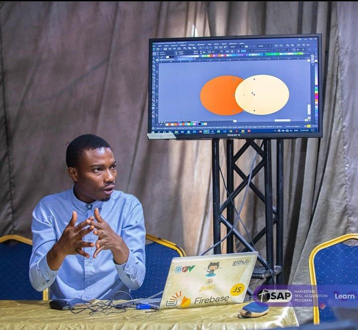 elijahogunjole's tweet photo. Just concluded Harvesters Skill Acquisition Program (HSAP)@HarvestersNG was awesome. I covered basics of graphics design and coreldraw with the students.
#GraphicsDesign #skillstraining #designinspiration #HSAP https://t.co/vP1joboi1Q