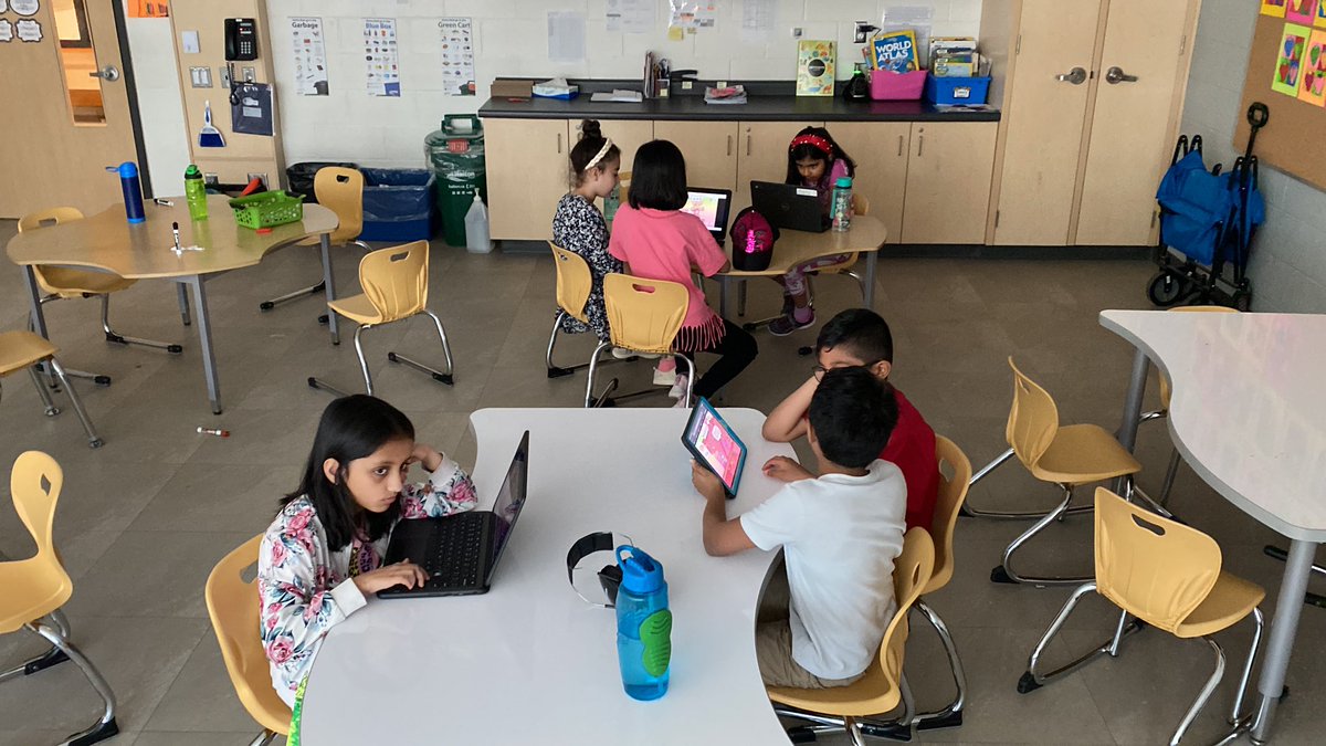 nieuwpoortj's tweet photo. In math we have begun to count coins and bills! Students had practice with manipulatives and are now engaged with a digital game from MathUp #countingcoins @HDSBMath @DesmondHDSB https://t.co/VszJN9iTHH