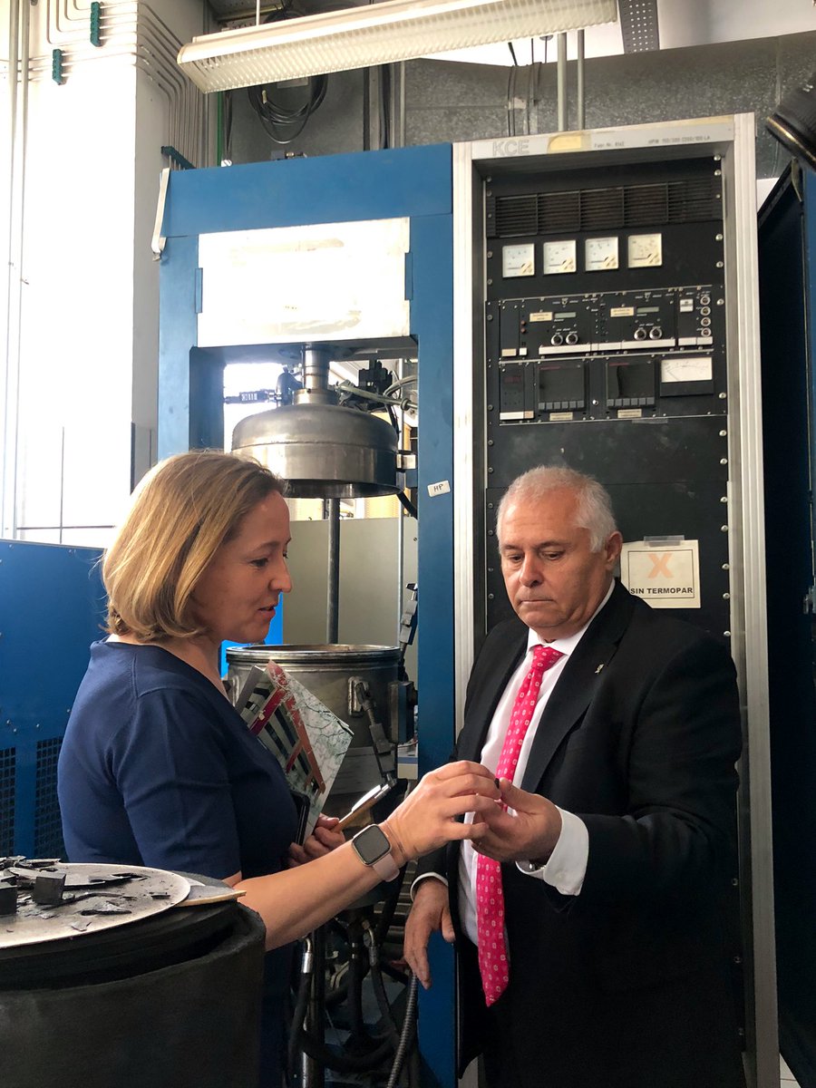 CSICprotocolo's tweet photo. La presidenta del @CSIC @delPinoE  ha visitado el instituto de Cerámica y Vidrio @icvcsic 

En el ICV se llevan a cabo investigaciones en el campo de la Ciencia y la Tecnología de los Materiales Cerámicos y Vidrios

Más info 👉 https://t.co/sI8nAmC7bw https://t.co/MkEcBenSdm